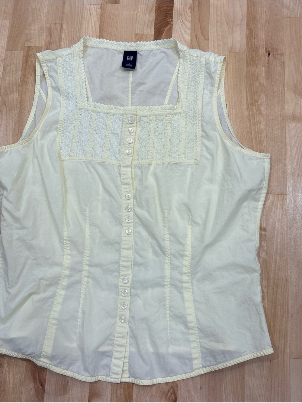 Gap Pintuck Eyelet Lace Trim 100% Cotton Sleeveless Blouse Pale Yellow SZ L